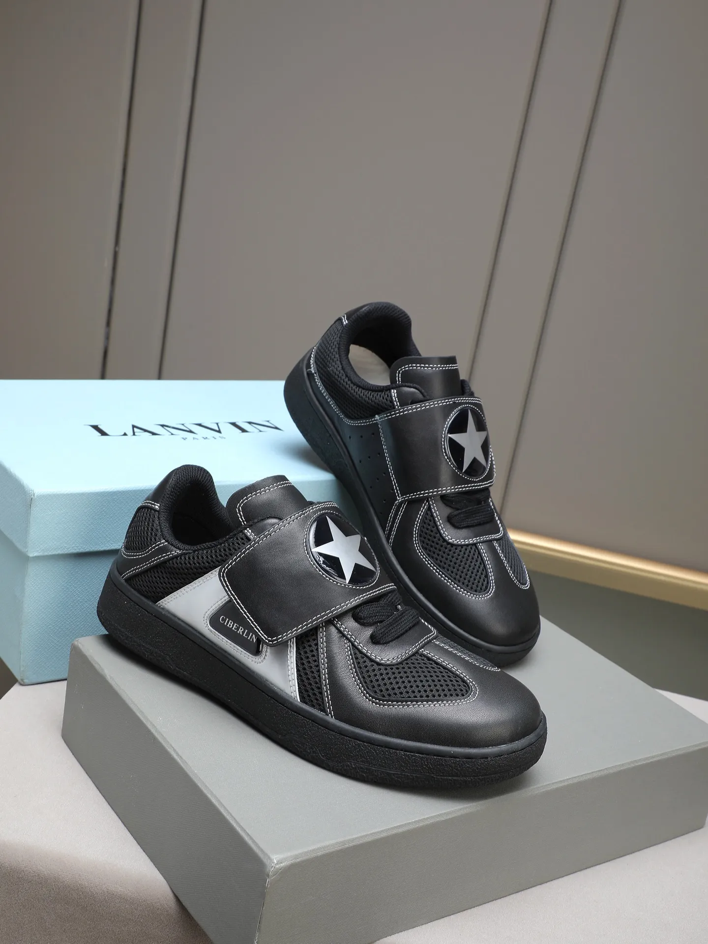 Men's shoes 💰600 [LANVIN] The latest fashionable item! High quality CLAY series‼ ️ The latest trendy products of the season 🌈Many bloggers have planted grass and purchased the original open-mold customization. The upper and outsole are sewn with mark threads without edge sealing. Multiple material splicing combination design. Very versatile for fashionable and casual wear. Comfortable on the feet. Self-recommended. Upper cowhide + cow suede + breathable mesh lining. Foot-padding cowhide. Exclusive original open-mold clear logo rubber outsole ⚠️38-44 (customized for 45)